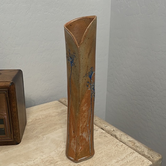 Signed handcrafted tall vase with blue flowers contemporary style - Picture 3 of 8